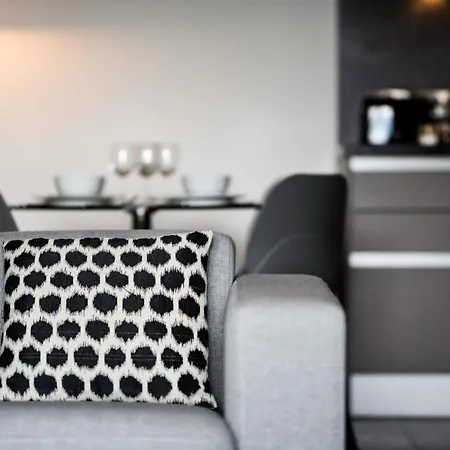 Onpoint Apartments - Spacious 2 Bedroom Apt - City Centre With Balcony-3